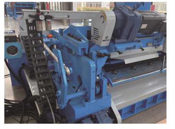 Cam sub-rail, constant wood extrusion force and uniform veneer thickness